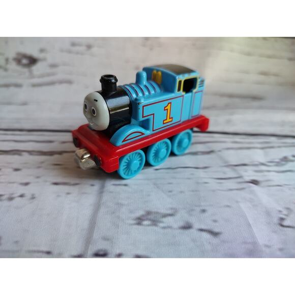 Thomas the Train Tank Engine No.1 2002 Diecast Magnetic Take N Play Train - Picture 2 of 7